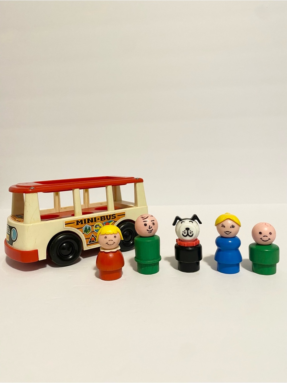 Vintage Fisher Price Little People Mini Bus & 5 Family Figures Dog Mom Dad 1969
